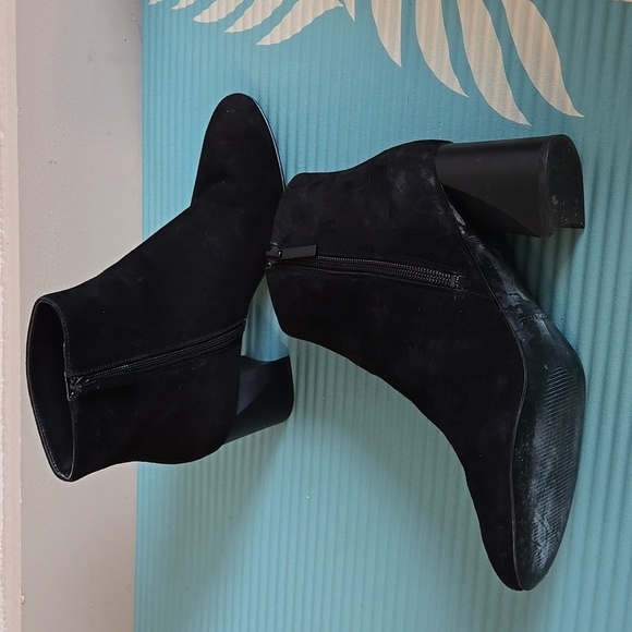 Kendall + Kylie | Hadlee Suede Block-Heel Booties Black Mob Wife Minimalist - Picture 2 of 11